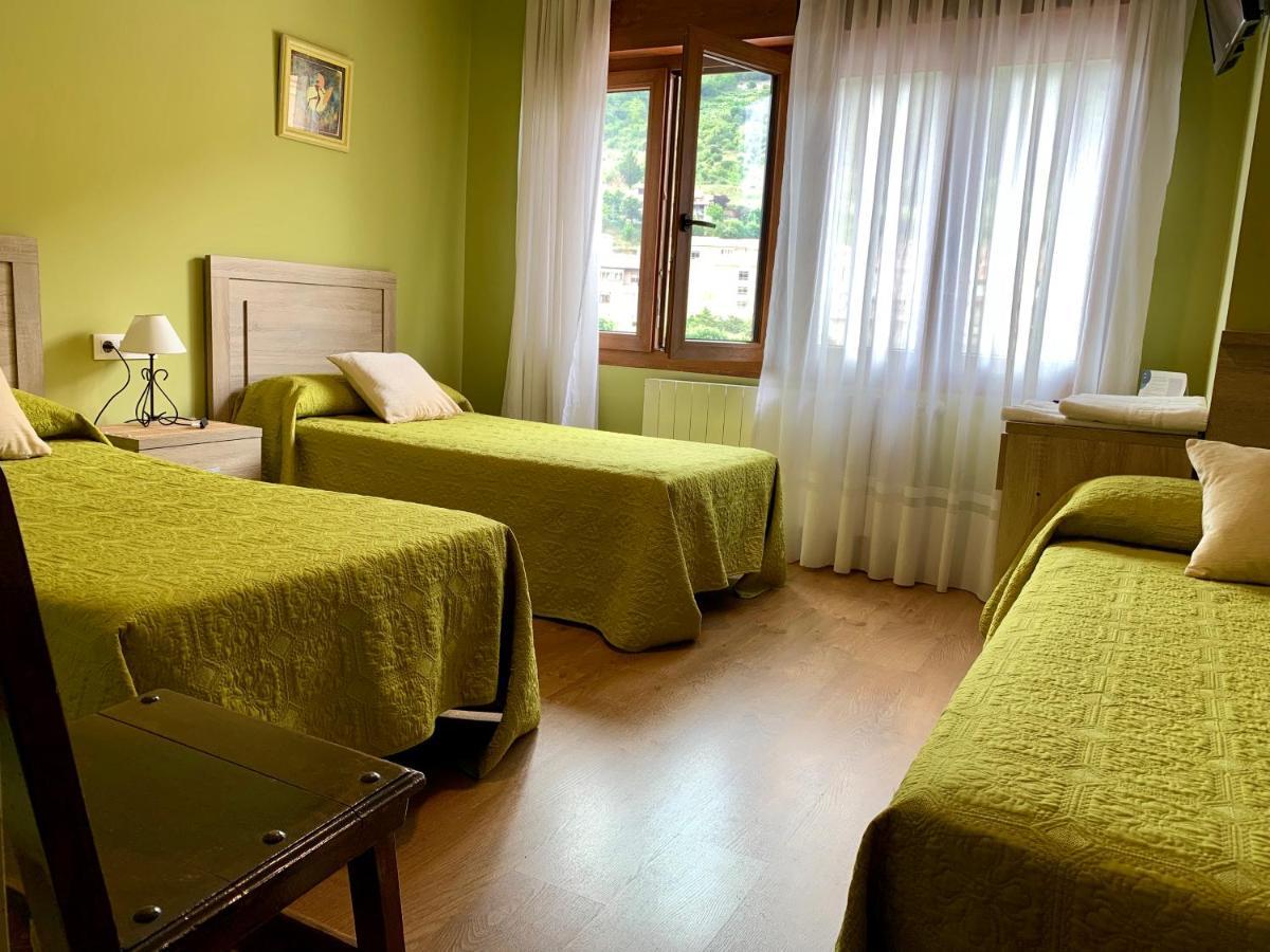 Hostal La Serna Hotell Potes Exteriör bild