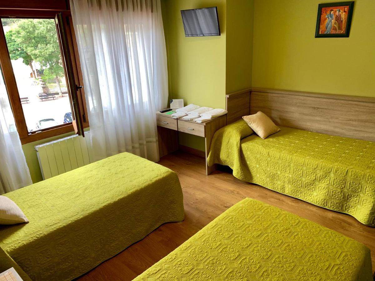 Hostal La Serna Hotell Potes Exteriör bild
